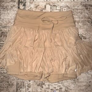 POPFLEX pirouette squirt with built-in biker shorts in the toffee/khaki in color